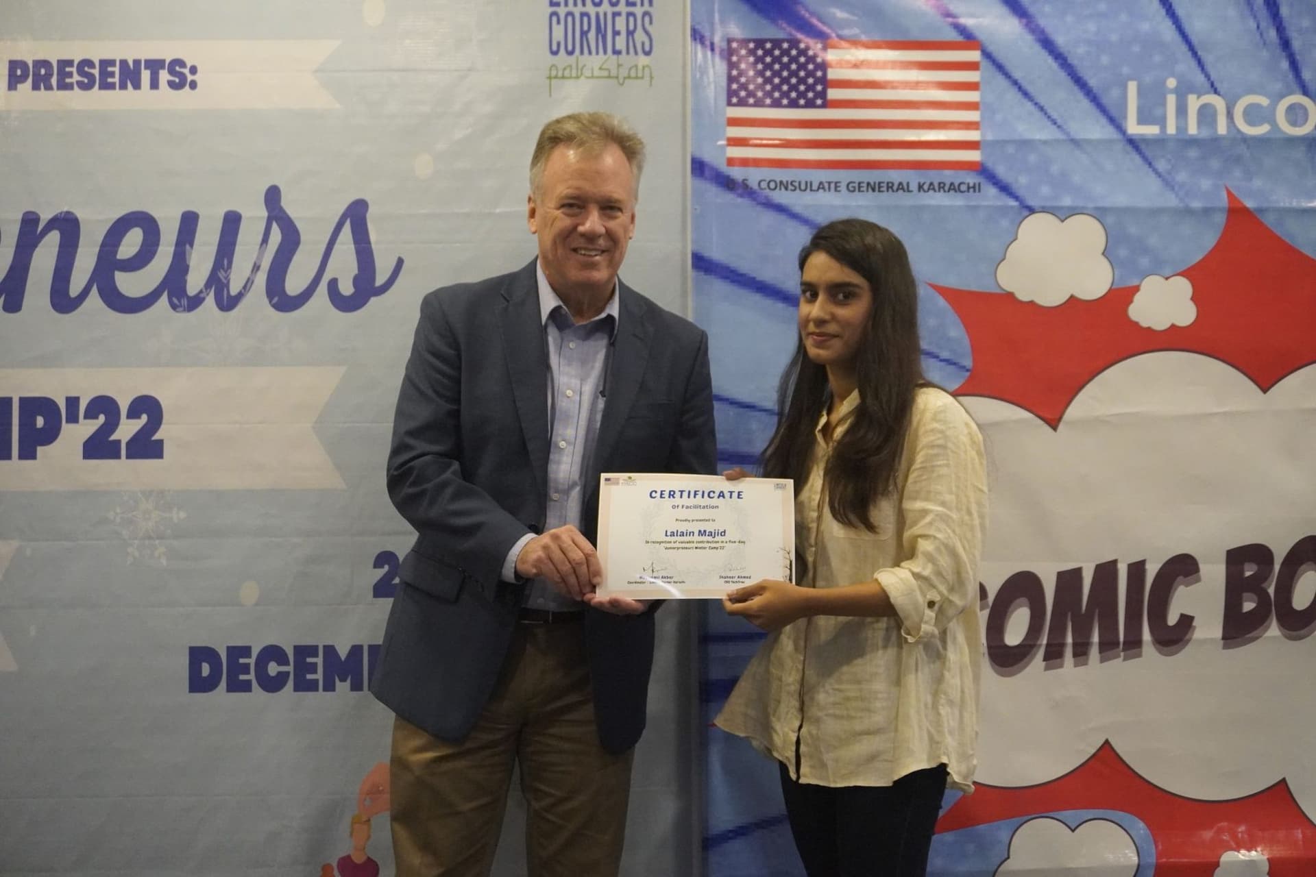 Lalain receiving her certificate at the Juniorpreneurs Winter Camp 2022